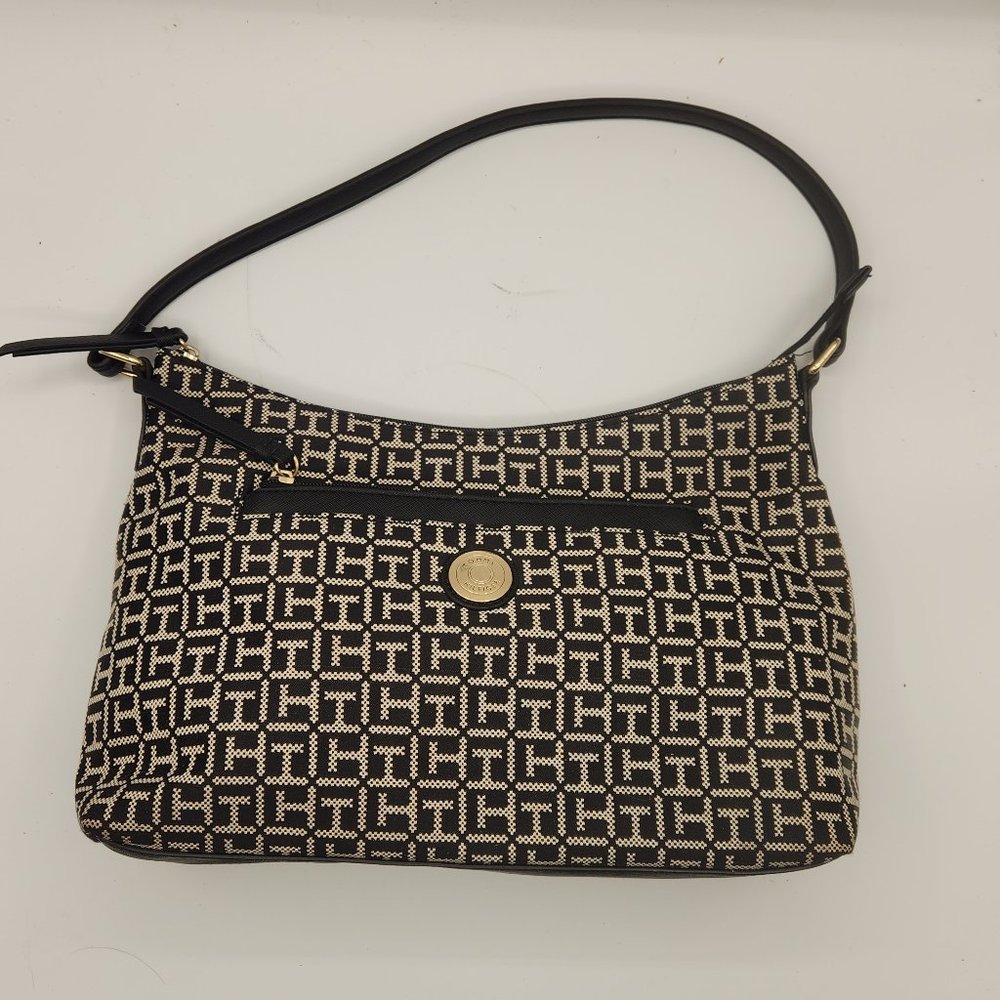 .Tommy Hilfiger Monogram Logo Zippered Bag